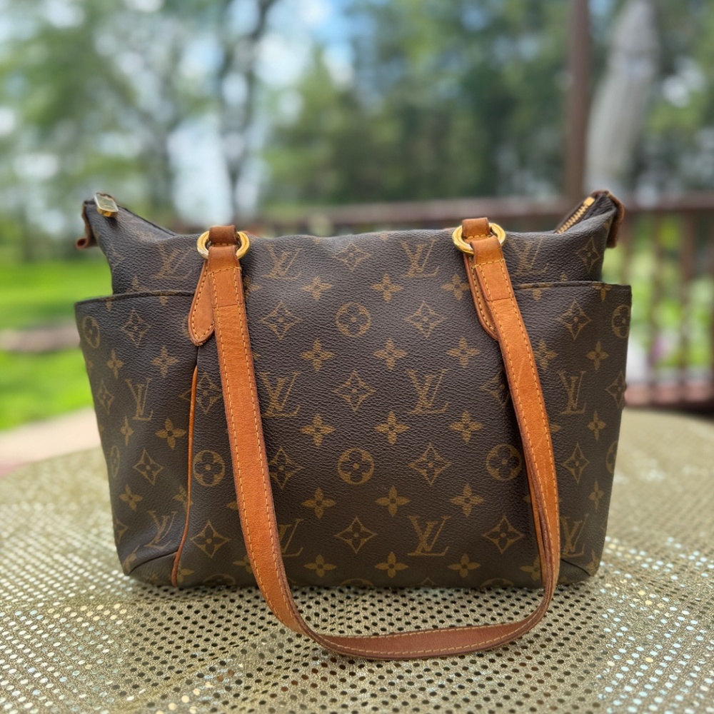 Louis Vuitton Monogram Side-Pocket Zip Tote – Everyday Luxury, Effortless Style